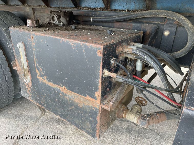 image for item MS9561 1994 International 2674  dump truck