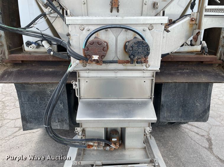 image for item MS9561 1994 International 2674  dump truck