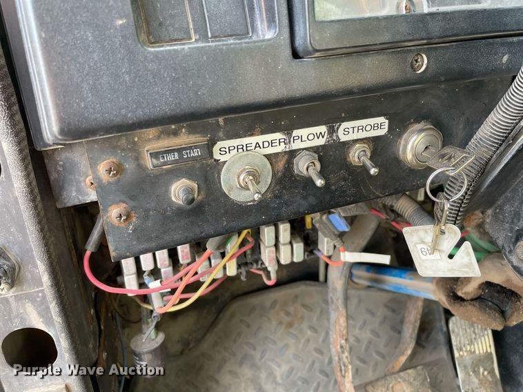 image for item MS9561 1994 International 2674  dump truck