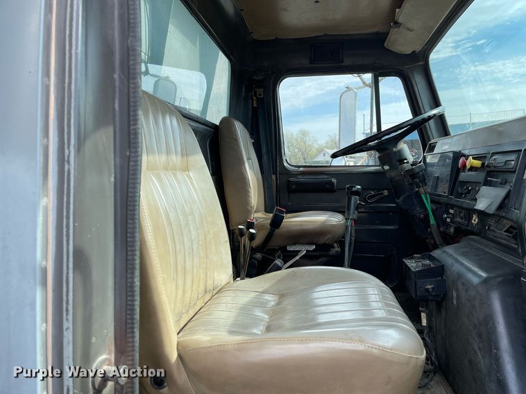 image for item MS9561 1994 International 2674  dump truck