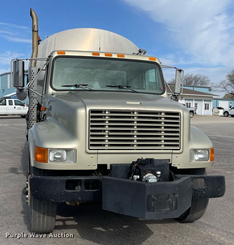 image for item MS9562 2000 International 4900  oil distributor truck
