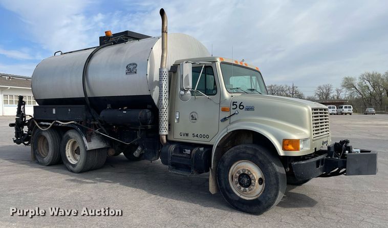 image for item MS9562 2000 International 4900  oil distributor truck