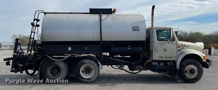 image for item MS9562 2000 International 4900  oil distributor truck