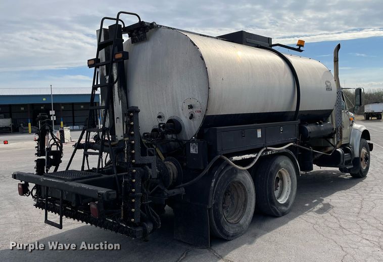 image for item MS9562 2000 International 4900  oil distributor truck