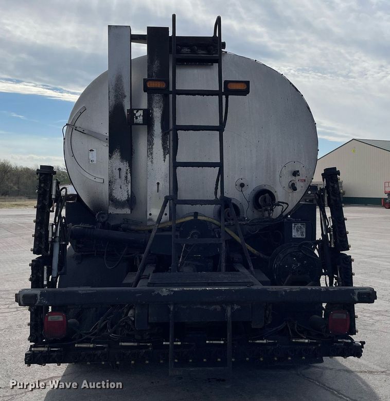 image for item MS9562 2000 International 4900  oil distributor truck