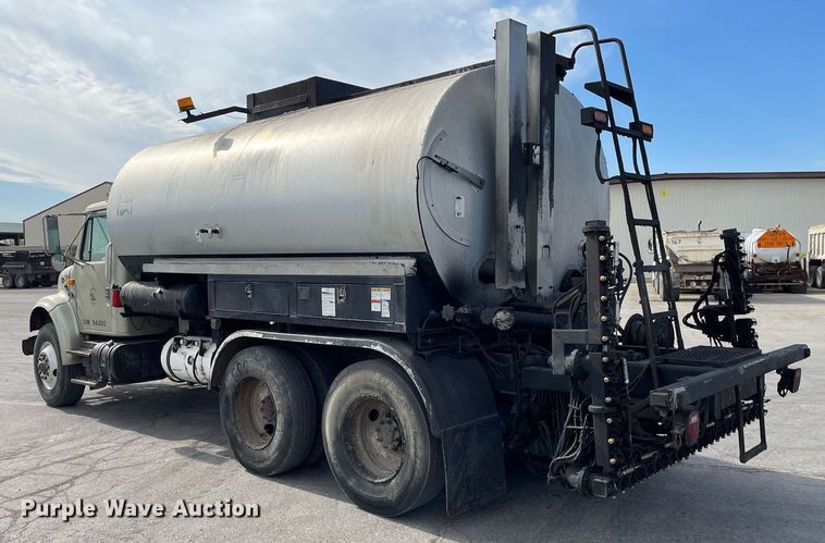 image for item MS9562 2000 International 4900  oil distributor truck