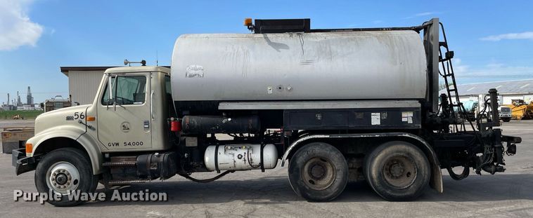 image for item MS9562 2000 International 4900  oil distributor truck
