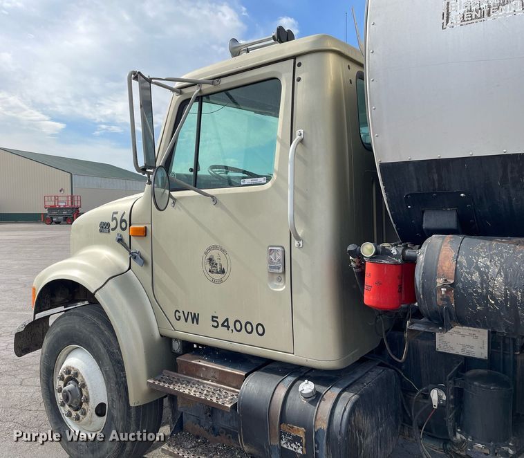 image for item MS9562 2000 International 4900  oil distributor truck