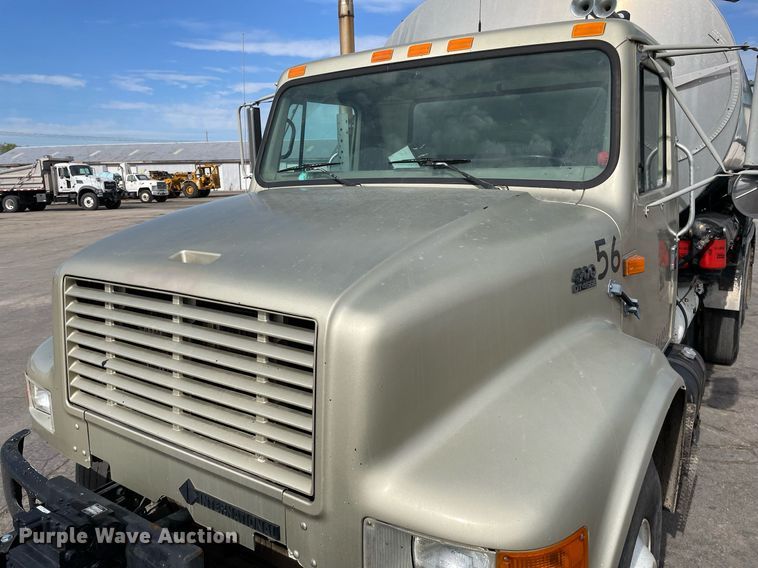 image for item MS9562 2000 International 4900  oil distributor truck