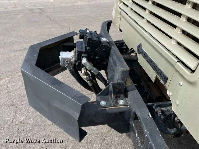 image for item MS9562 2000 International 4900  oil distributor truck