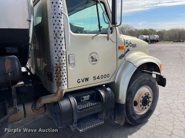 image for item MS9562 2000 International 4900  oil distributor truck