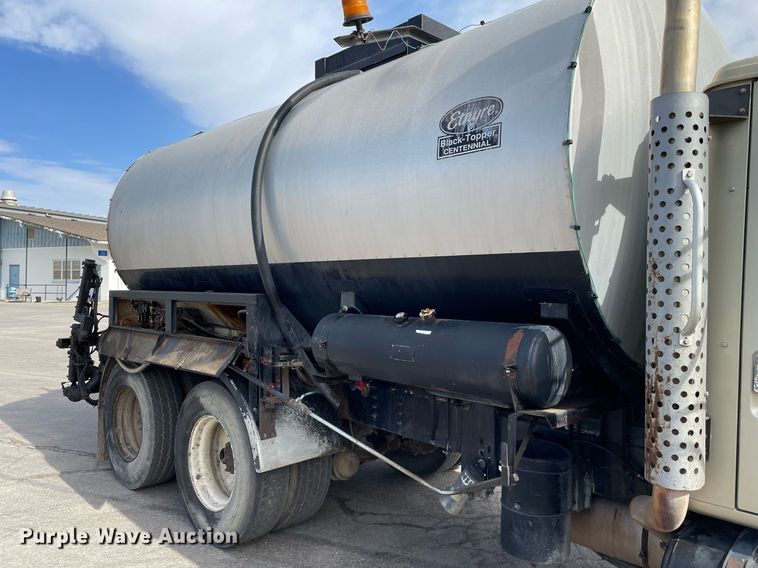 image for item MS9562 2000 International 4900  oil distributor truck