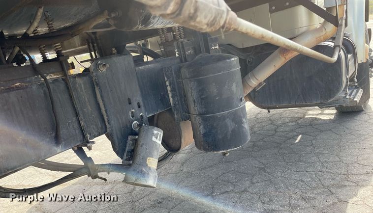 image for item MS9562 2000 International 4900  oil distributor truck