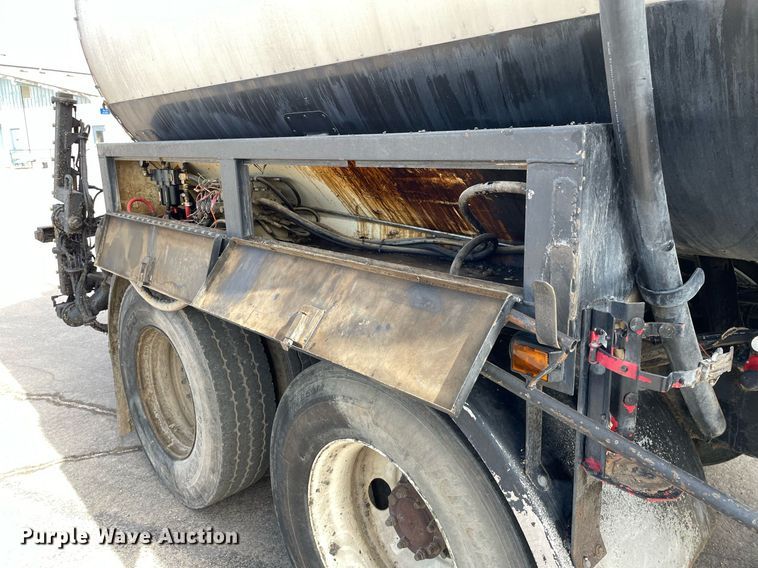 image for item MS9562 2000 International 4900  oil distributor truck