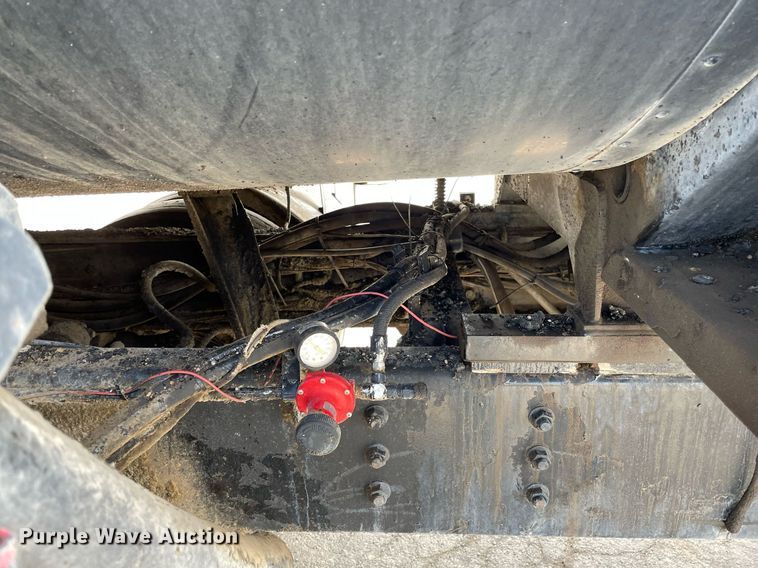 image for item MS9562 2000 International 4900  oil distributor truck