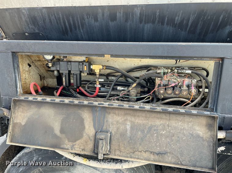 image for item MS9562 2000 International 4900  oil distributor truck