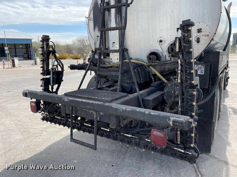 image for item MS9562 2000 International 4900  oil distributor truck