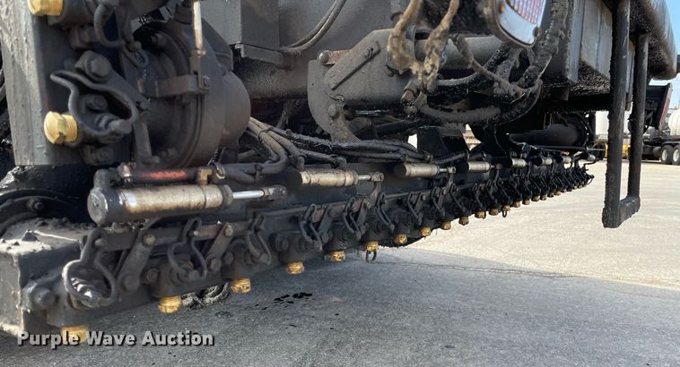 image for item MS9562 2000 International 4900  oil distributor truck