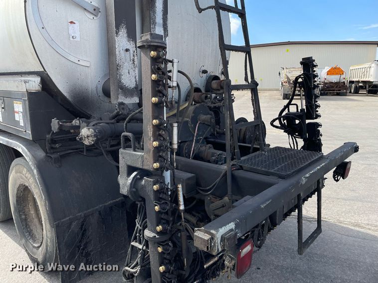 image for item MS9562 2000 International 4900  oil distributor truck