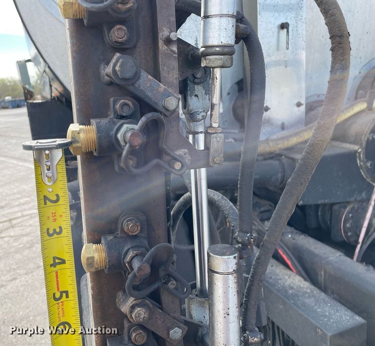 image for item MS9562 2000 International 4900  oil distributor truck