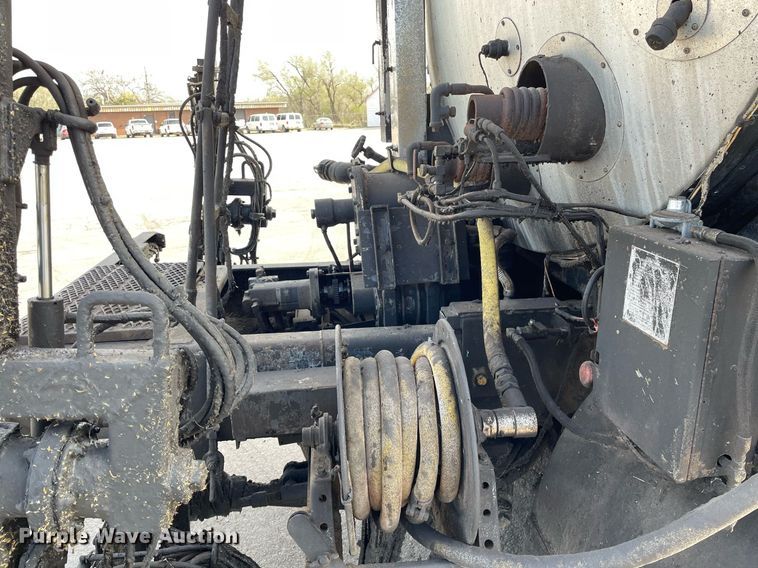 image for item MS9562 2000 International 4900  oil distributor truck