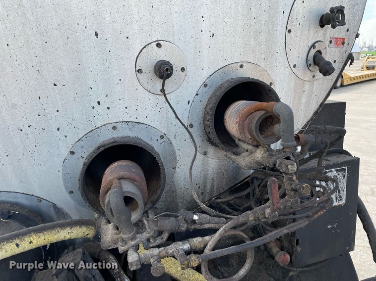 image for item MS9562 2000 International 4900  oil distributor truck