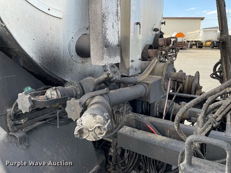 image for item MS9562 2000 International 4900  oil distributor truck