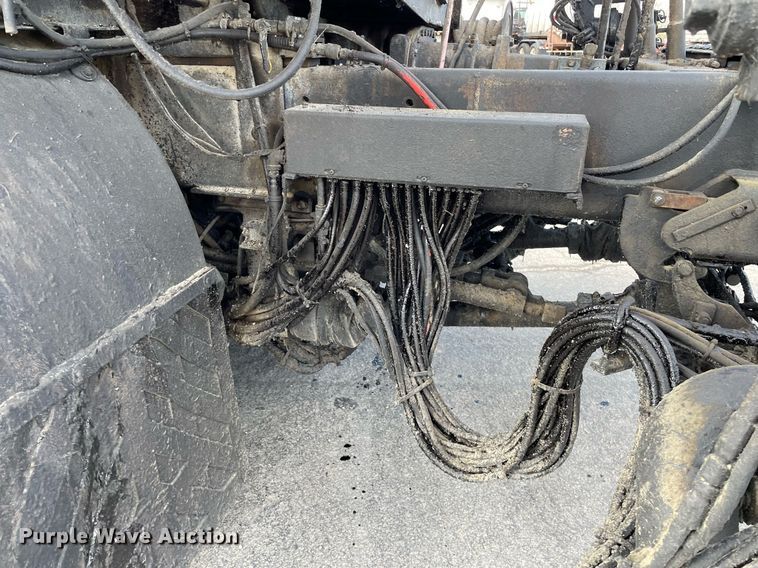 image for item MS9562 2000 International 4900  oil distributor truck