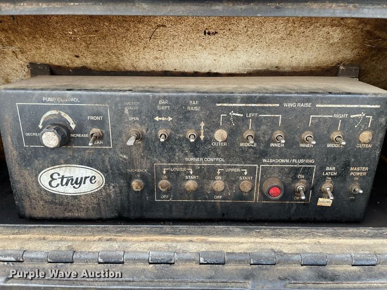 image for item MS9562 2000 International 4900  oil distributor truck