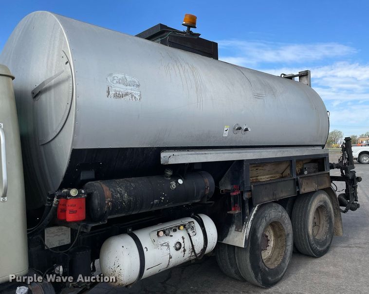 image for item MS9562 2000 International 4900  oil distributor truck