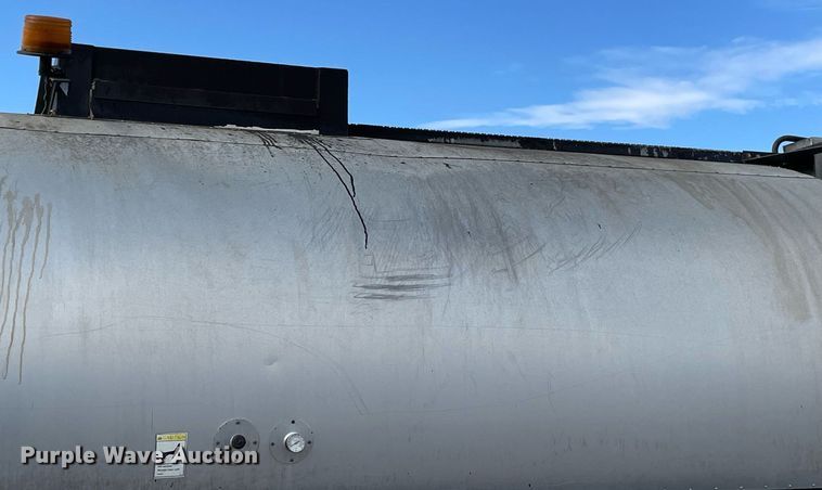 image for item MS9562 2000 International 4900  oil distributor truck