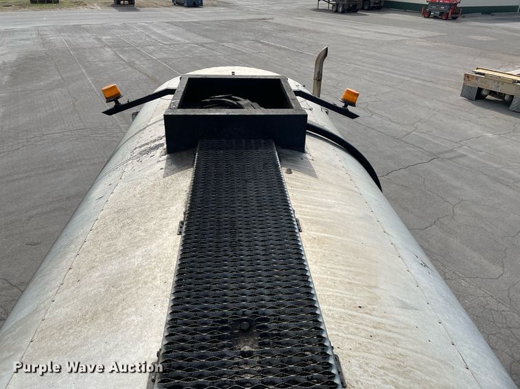 image for item MS9562 2000 International 4900  oil distributor truck