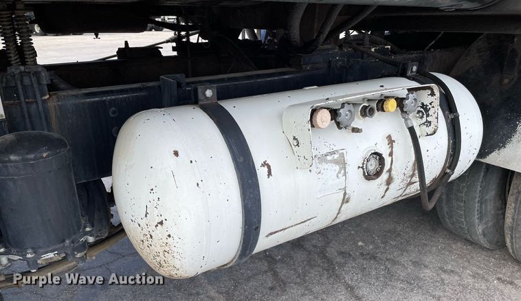 image for item MS9562 2000 International 4900  oil distributor truck