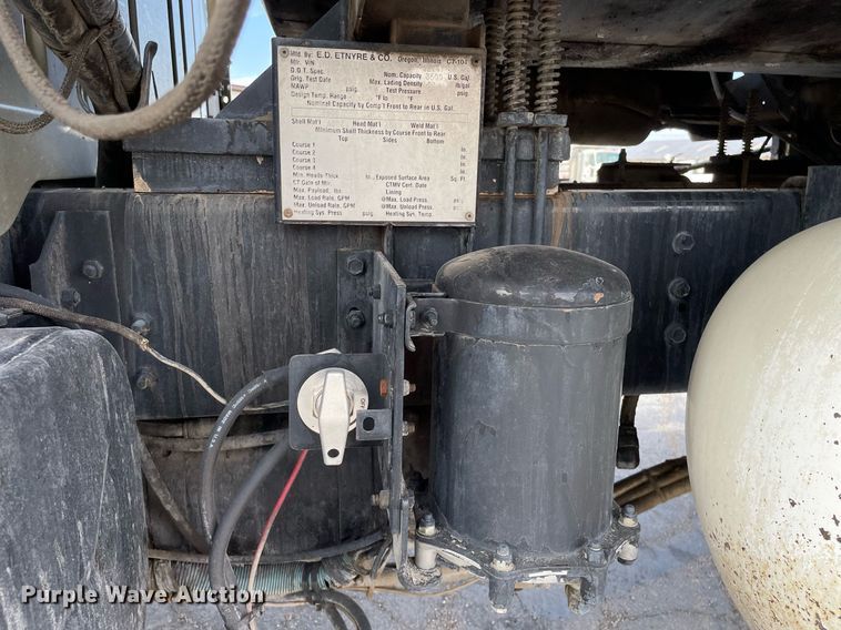 image for item MS9562 2000 International 4900  oil distributor truck