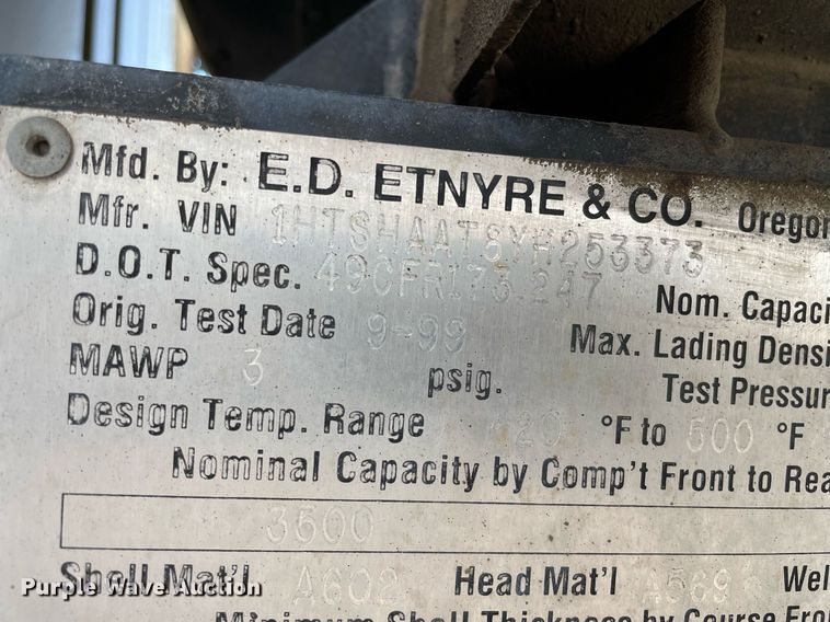 image for item MS9562 2000 International 4900  oil distributor truck