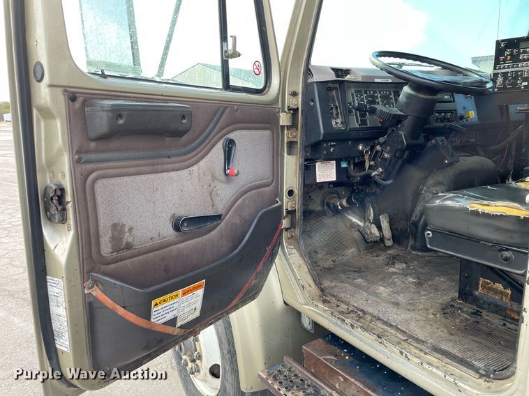 image for item MS9562 2000 International 4900  oil distributor truck