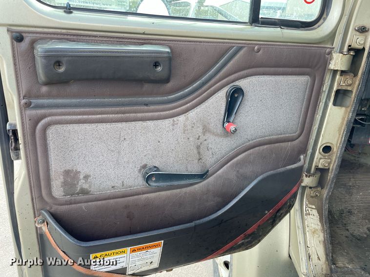 image for item MS9562 2000 International 4900  oil distributor truck