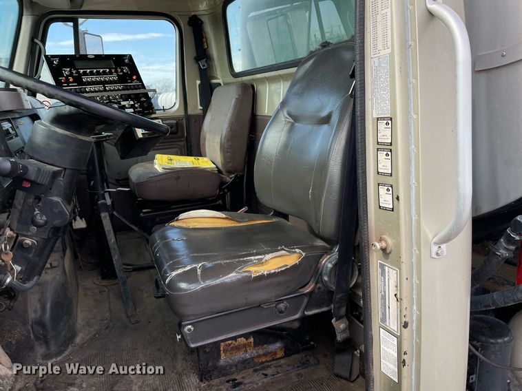 image for item MS9562 2000 International 4900  oil distributor truck