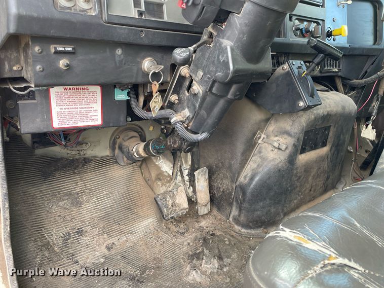 image for item MS9562 2000 International 4900  oil distributor truck