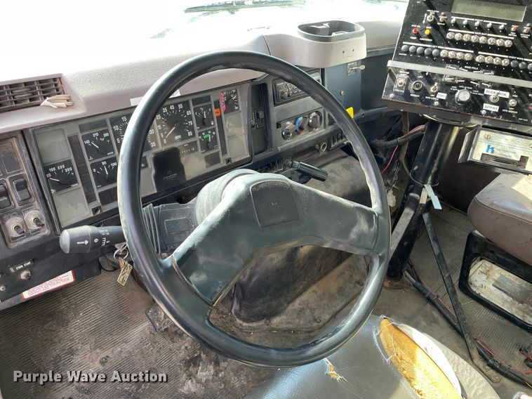 image for item MS9562 2000 International 4900  oil distributor truck