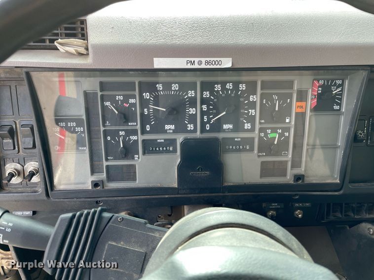 image for item MS9562 2000 International 4900  oil distributor truck