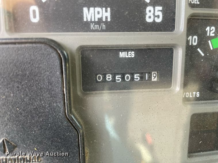 image for item MS9562 2000 International 4900  oil distributor truck