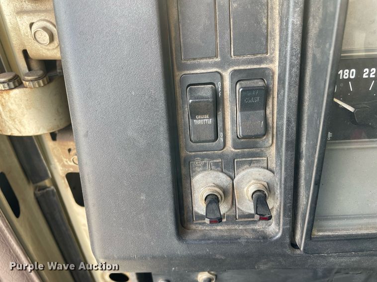 image for item MS9562 2000 International 4900  oil distributor truck