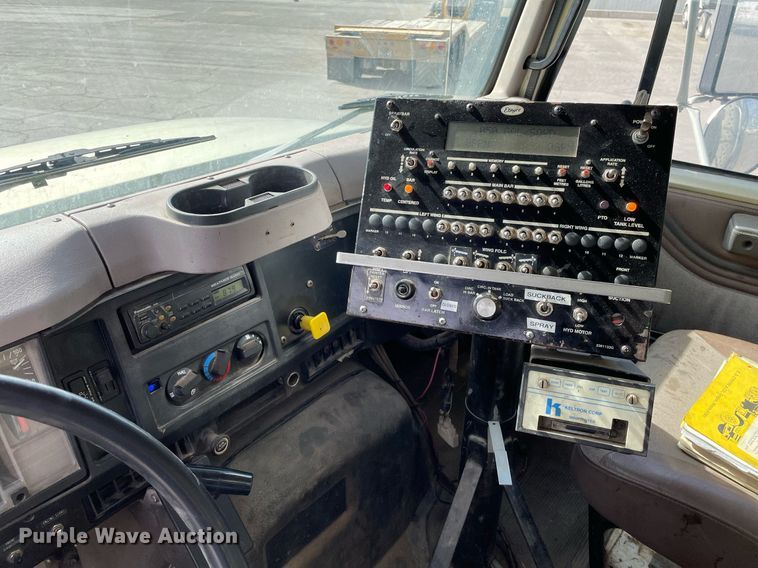 image for item MS9562 2000 International 4900  oil distributor truck