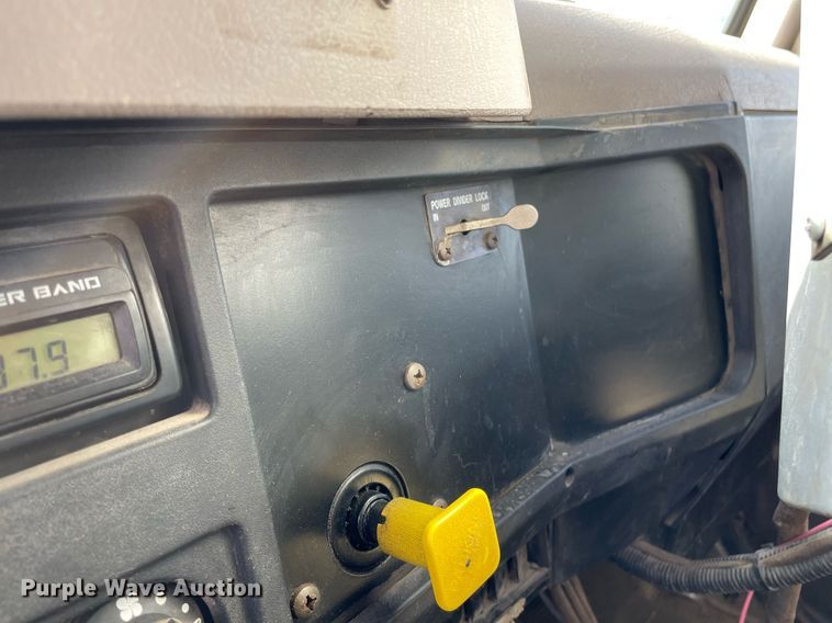 image for item MS9562 2000 International 4900  oil distributor truck