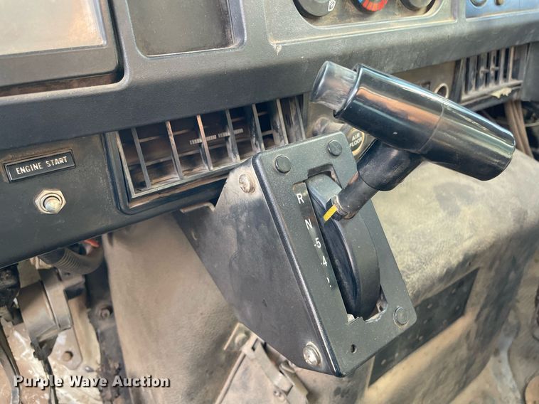 image for item MS9562 2000 International 4900  oil distributor truck