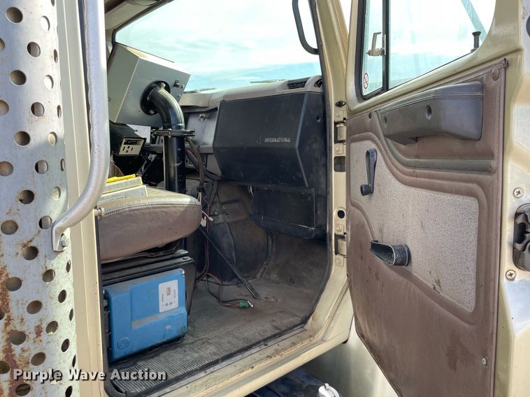 image for item MS9562 2000 International 4900  oil distributor truck