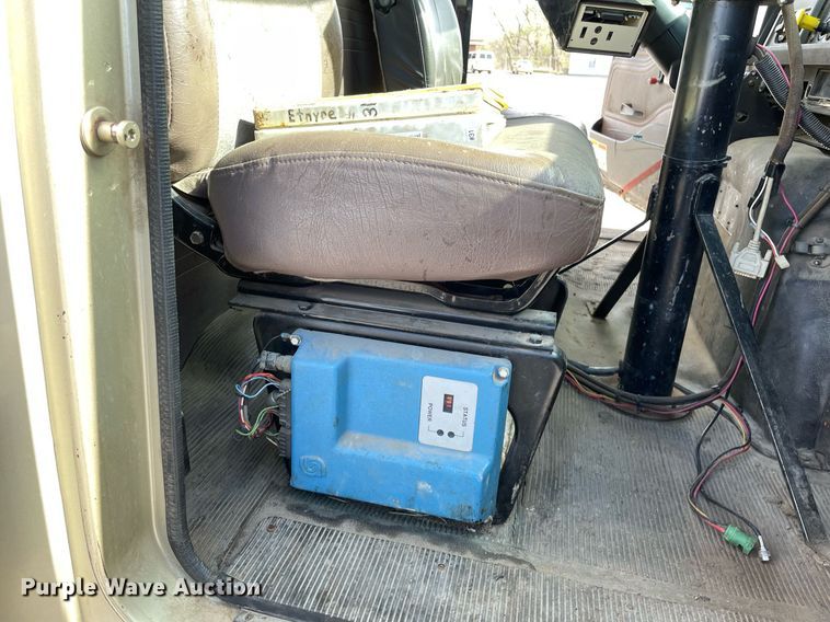 image for item MS9562 2000 International 4900  oil distributor truck