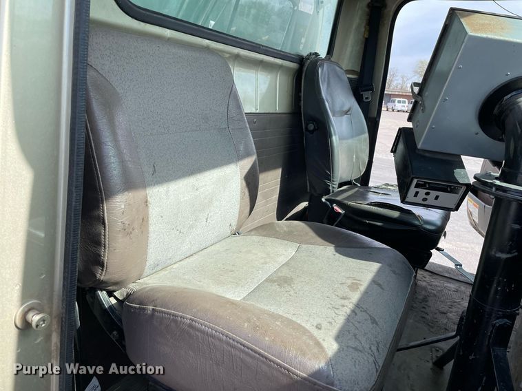 image for item MS9562 2000 International 4900  oil distributor truck