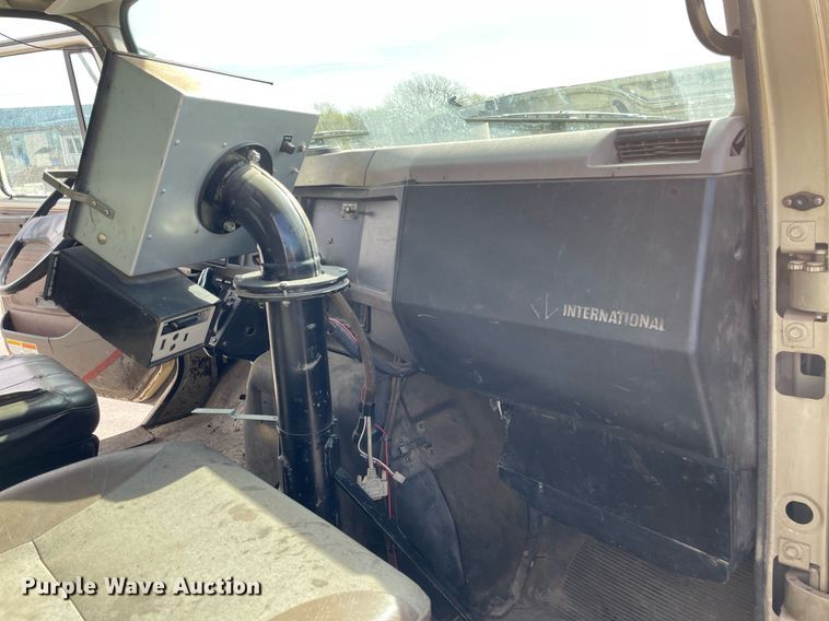 image for item MS9562 2000 International 4900  oil distributor truck